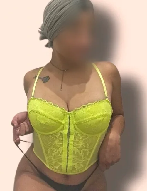 Manuela, 27