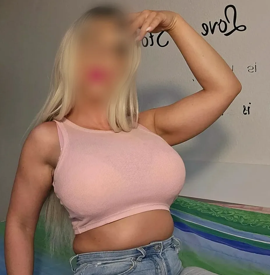 Mia, 28